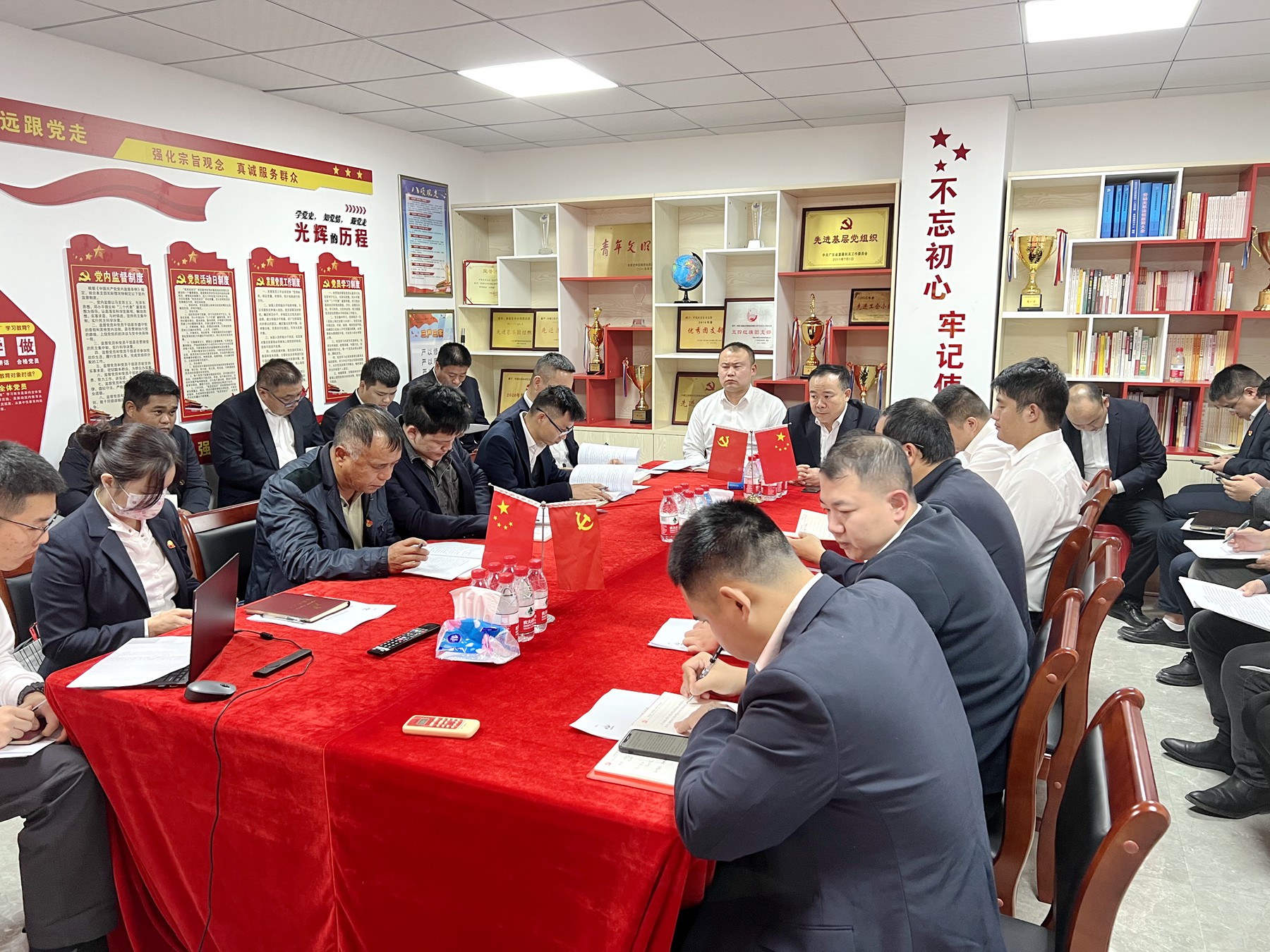 開發(fā)區(qū)分公司（市政公司）黨支部組織深入學習黨的十九屆六中全會精神5.jpg