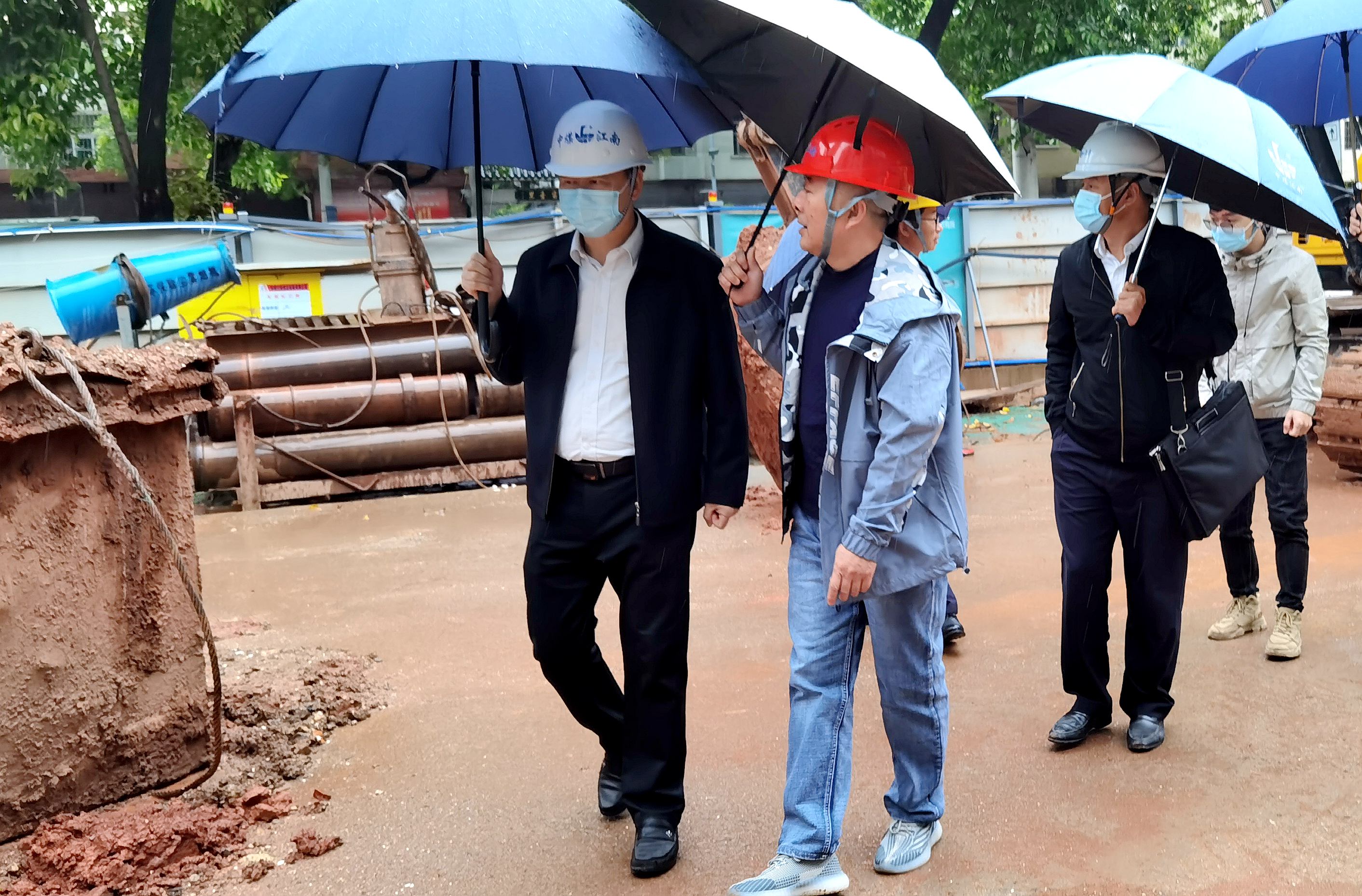 2.廖瑞奇帶隊到廣州解放中新建商業(yè)、住宅樓項目檢查.jpg