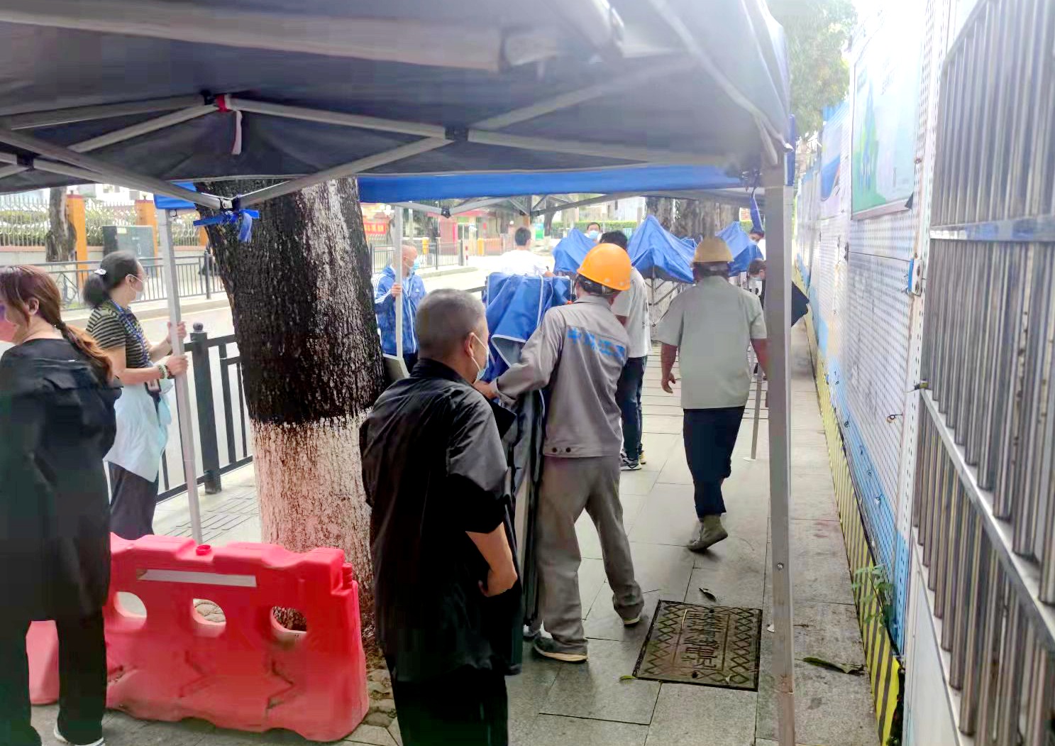 珠海分公司助力社區(qū)做好核酸檢測(cè)工作 3.jpg 珠海分公司助力社區(qū)做好核酸檢測(cè)工作 3.jpg