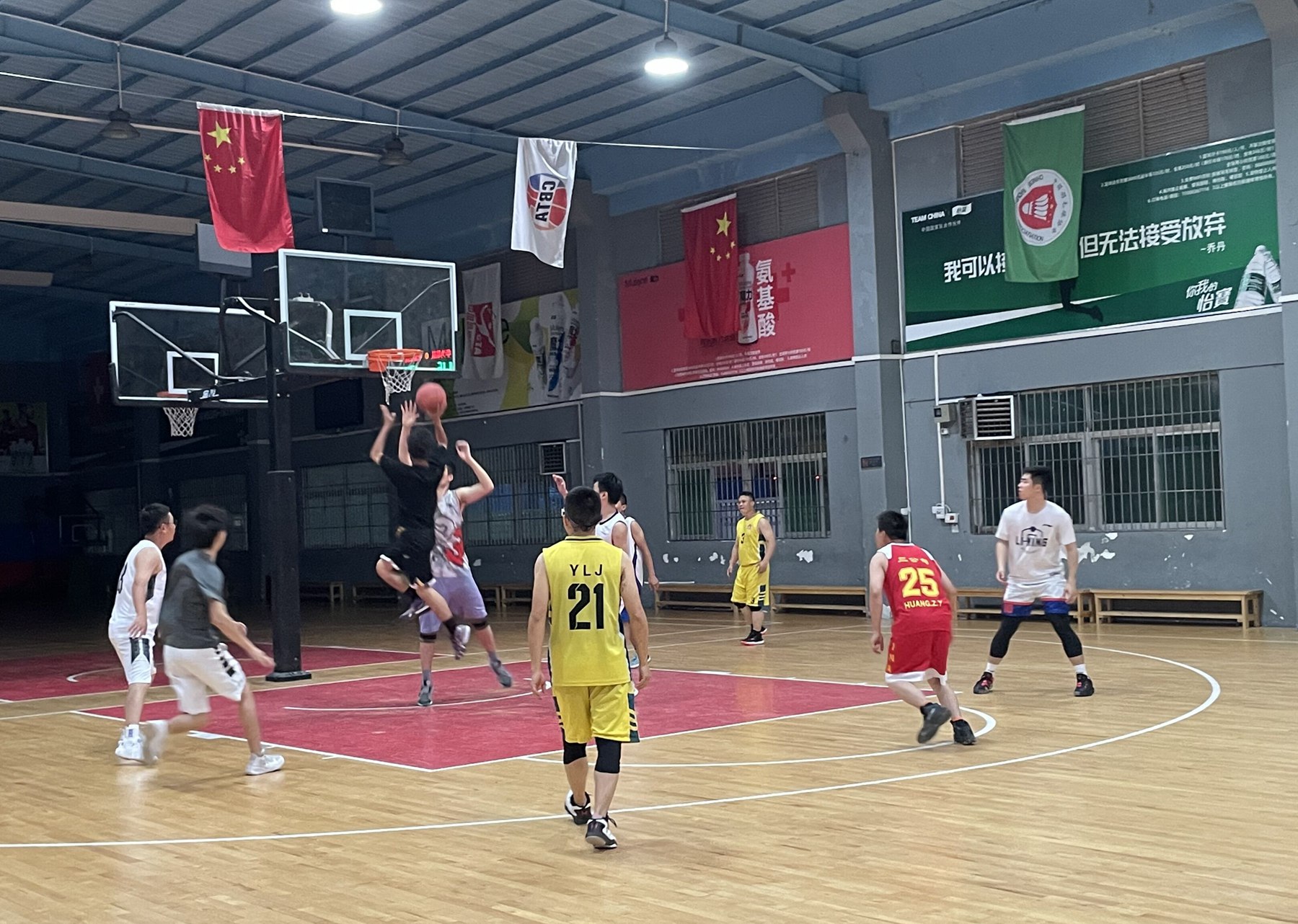 深圳分公司與華為聯(lián)隊(duì)開展籃球友誼賽1.jpg
