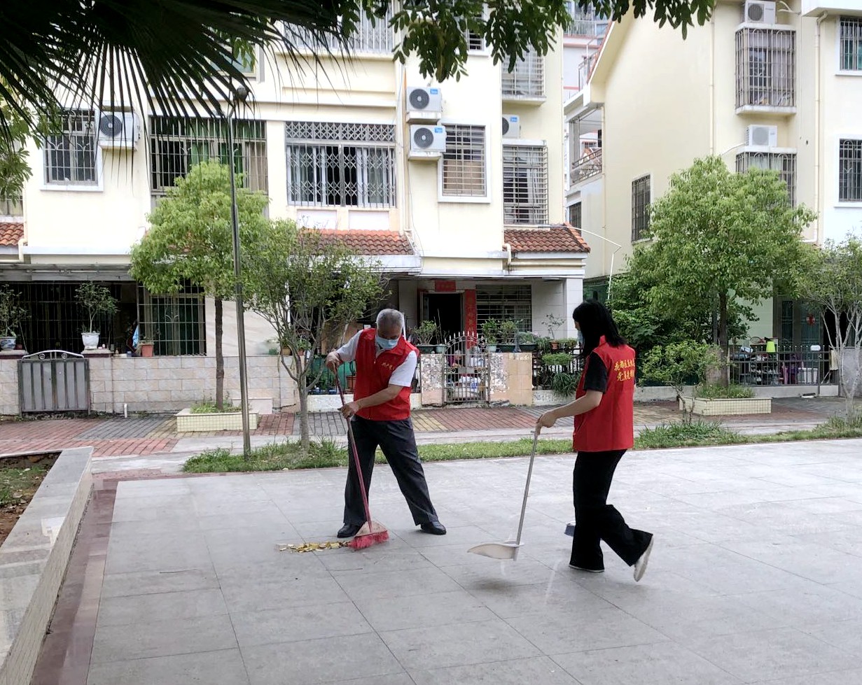202組織開(kāi)展“迎五一”大掃除活動(dòng)2.jpg 202組織開(kāi)展“迎五一”大掃除活動(dòng)2.jpg