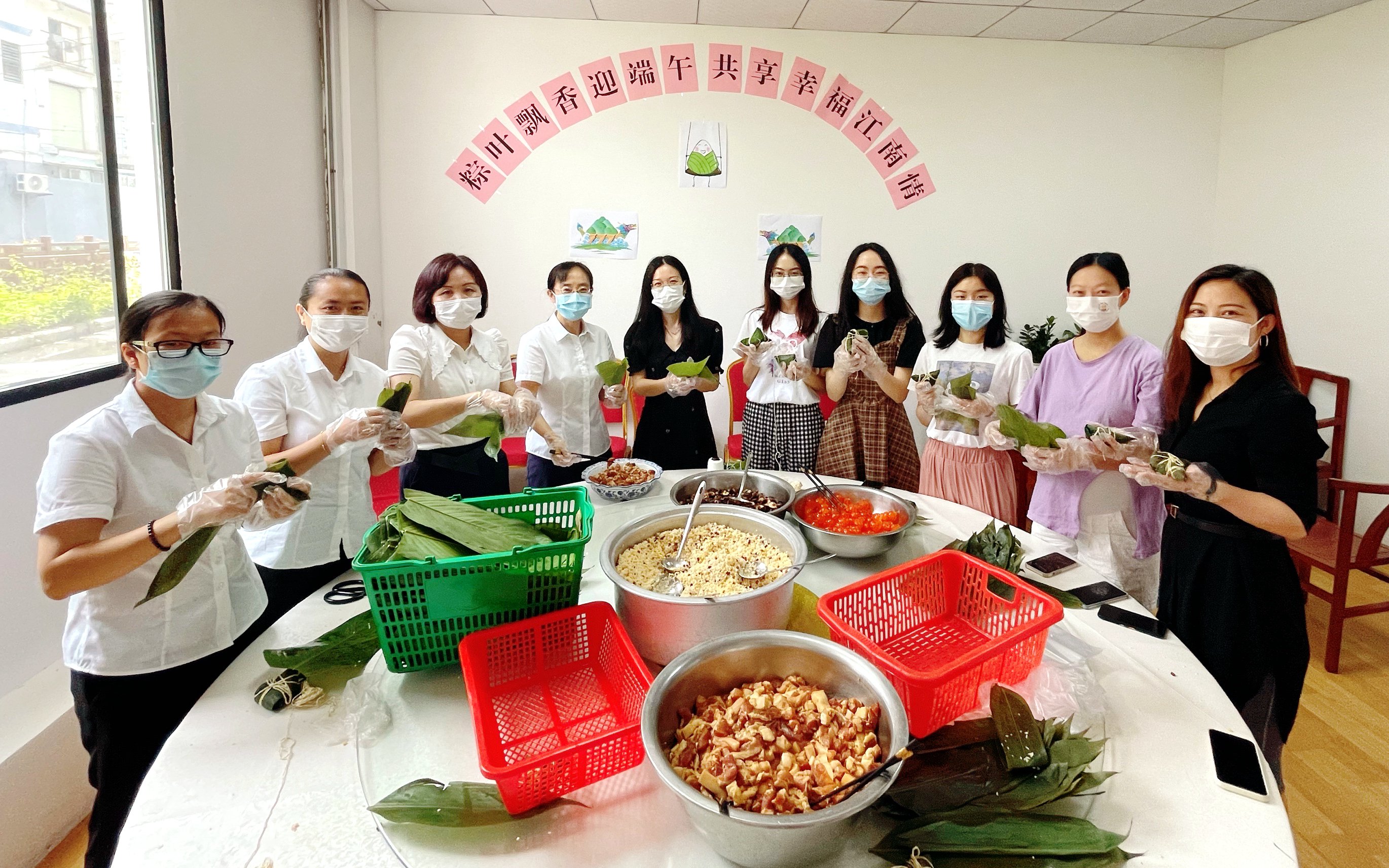 中煤江南駐信息港單位聯(lián)合開展包粽子送祝?；顒?.jpg