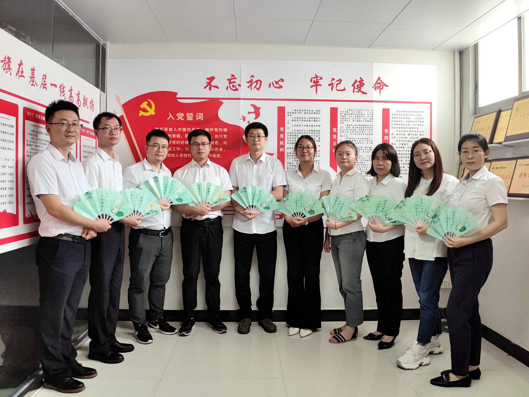 佛山分公司贈(zèng)廉扇 送清風(fēng)活動(dòng) 02.jpg 佛山分公司贈(zèng)廉扇 送清風(fēng)活動(dòng) 02.jpg