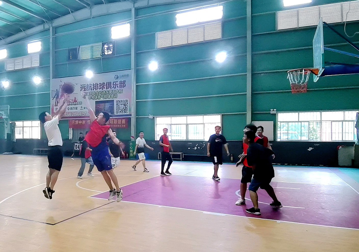 東莞華潤(rùn)項(xiàng)目臨時(shí)黨支部組織“月滿中秋 情牽江南”籃球友誼賽2.jpg