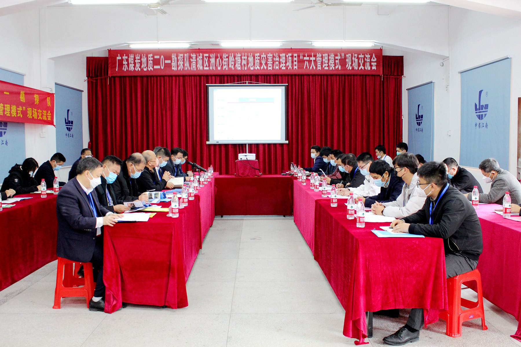 以標(biāo)準(zhǔn)化理念把地災(zāi)治理項(xiàng)目做成典范—清遠(yuǎn)分公司（二0一隊(duì)）召開(kāi)青聯(lián)村委嶺塘村地質(zhì)災(zāi)害治理項(xiàng)目現(xiàn)場(chǎng)交流會(huì)1.jpg