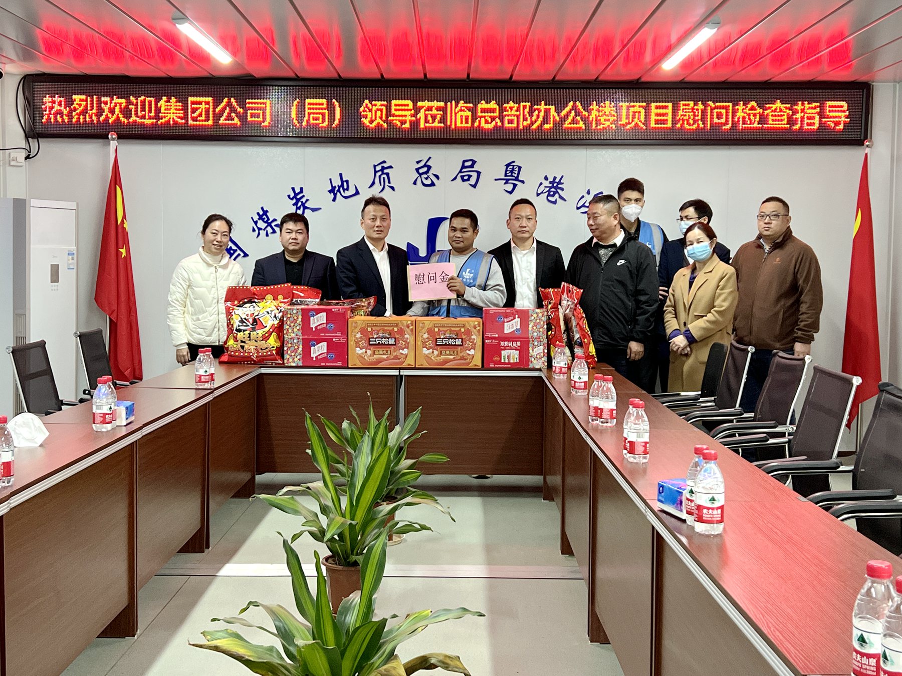 2武岳彪到粵港澳大灣區(qū)總部辦公樓項目慰問檢查.jpg