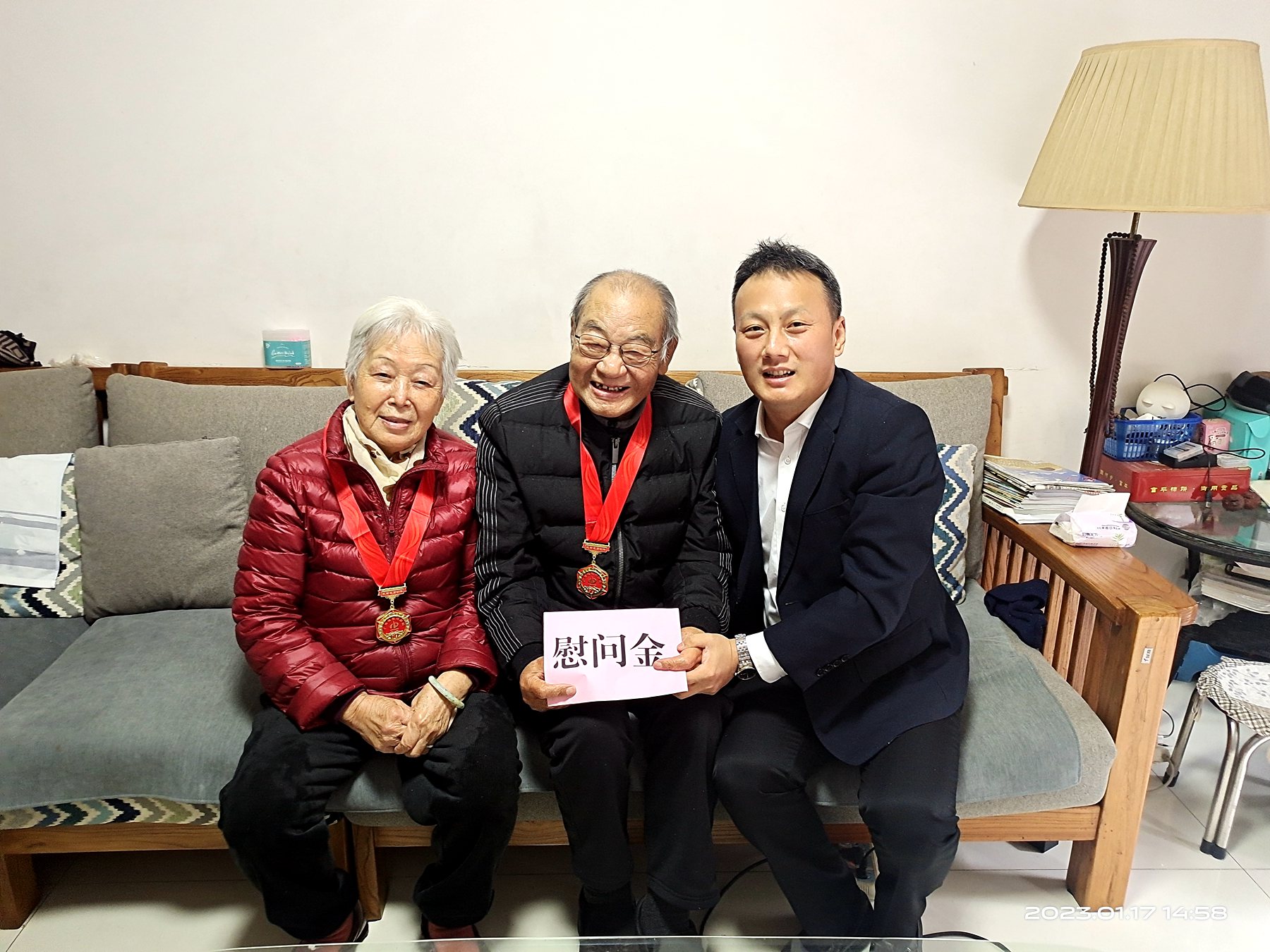 1.1.武岳彪慰問老領(lǐng)導(dǎo).jpg