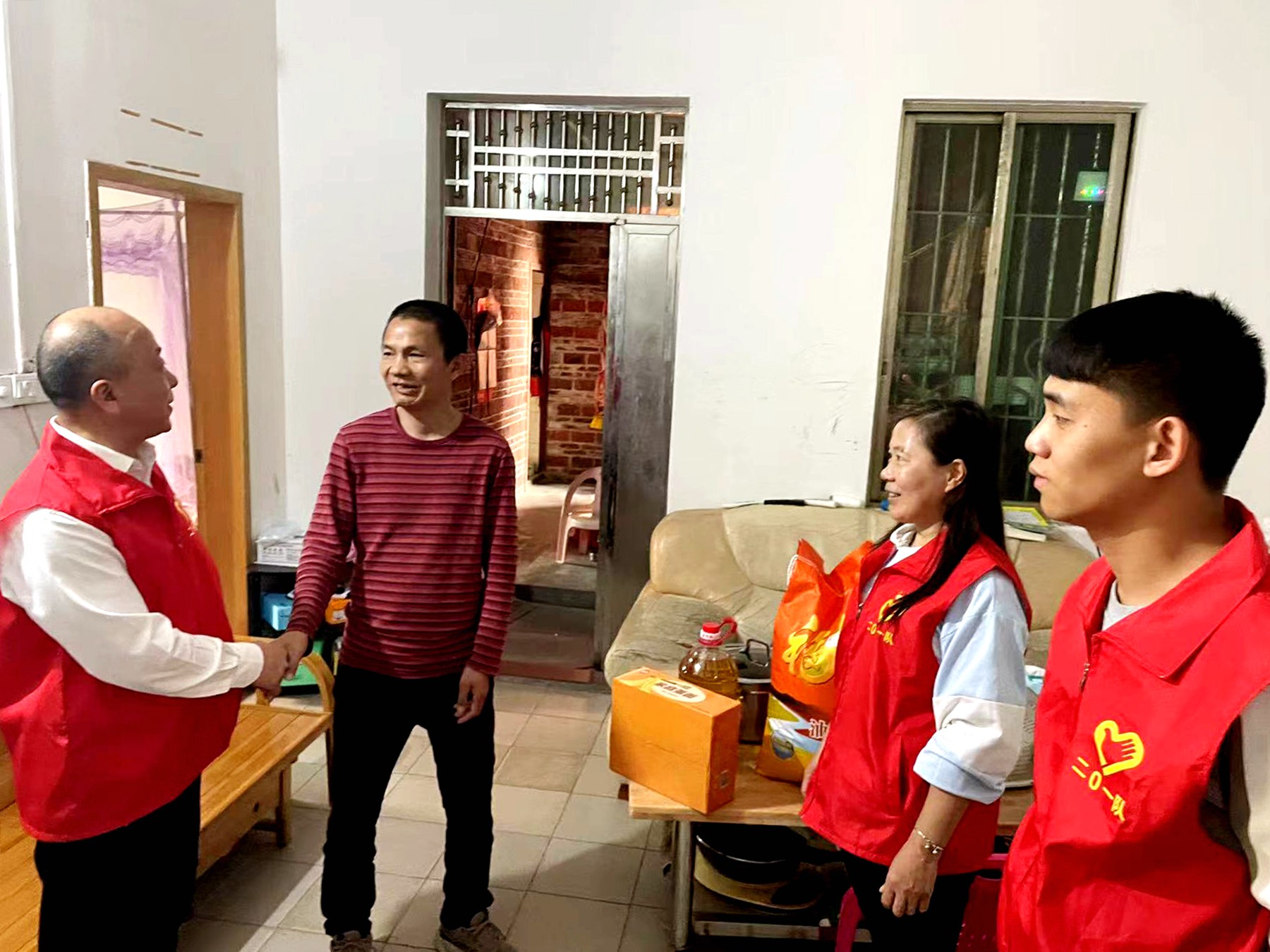 二0一隊(duì)志愿服務(wù)有方向，精準(zhǔn)發(fā)力效果強(qiáng)慰問低保戶1.jpg