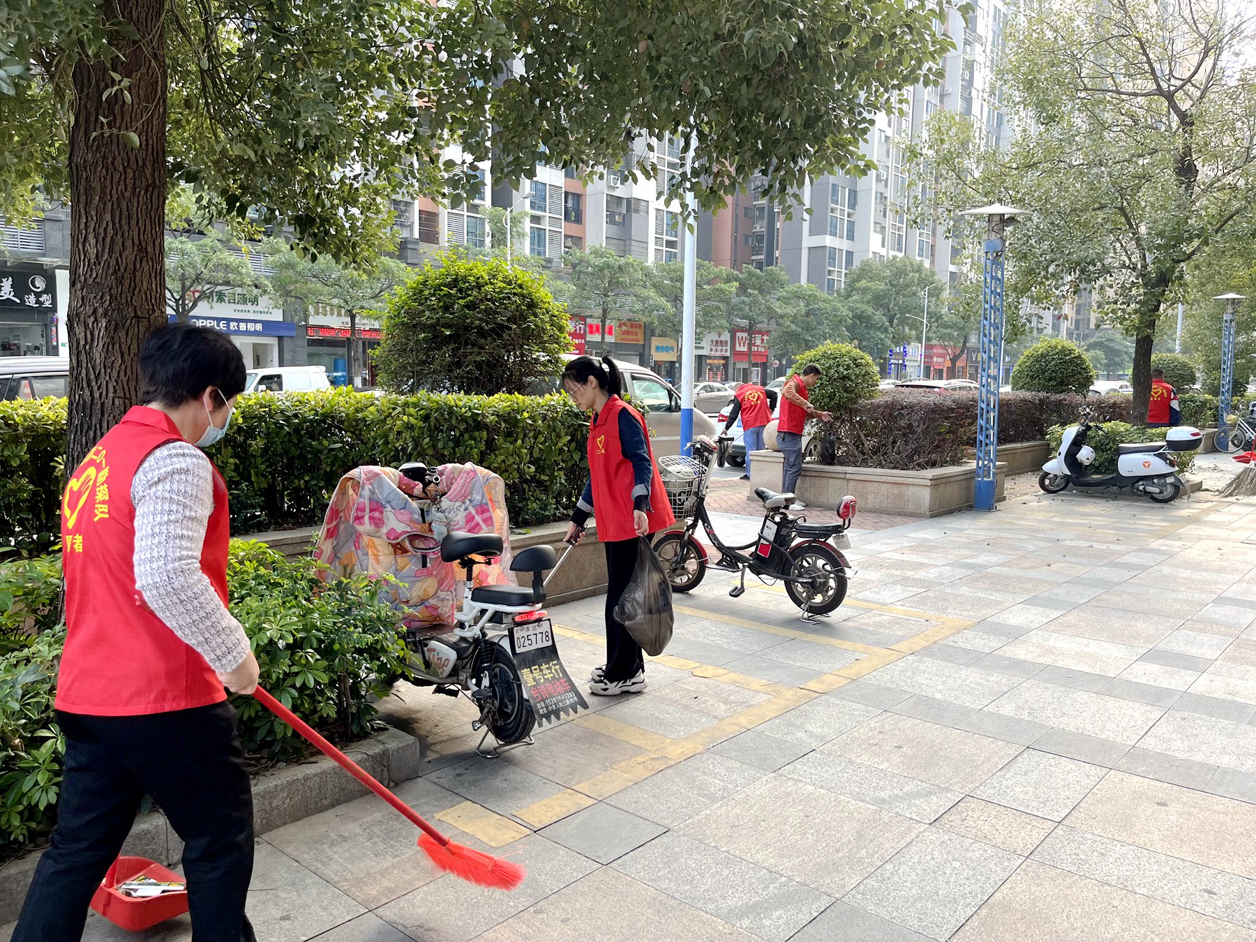 二0一隊(duì)志愿服務(wù)有方向，精準(zhǔn)發(fā)力效果強(qiáng)五洲世紀(jì)城清潔志愿.JPG