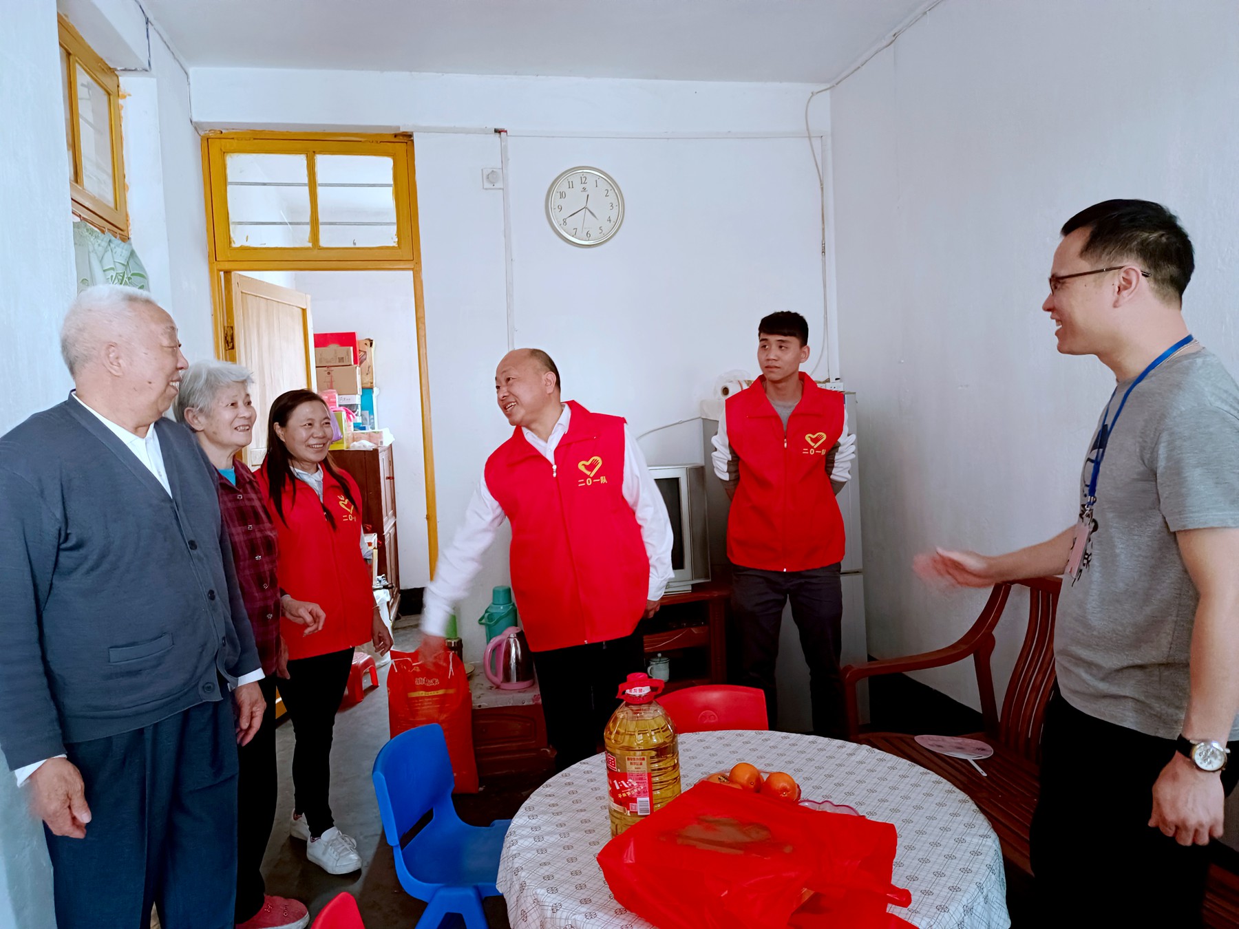 二0一隊(duì)志愿服務(wù)有方向，精準(zhǔn)發(fā)力效果強(qiáng)慰問低保戶.jpg