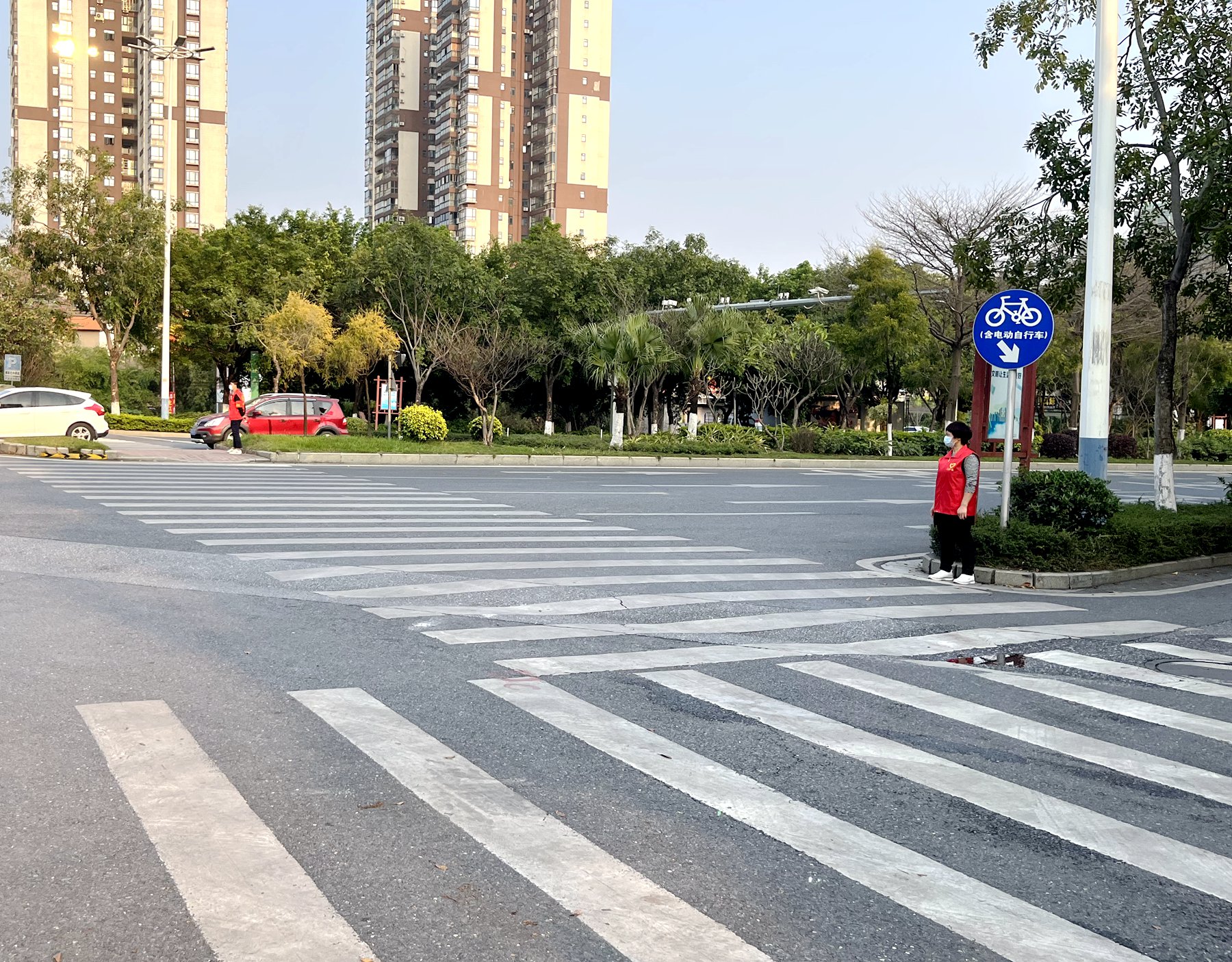 二0一隊(duì)志愿服務(wù)有方向，精準(zhǔn)發(fā)力效果強(qiáng)路口文明勸導(dǎo).jpg