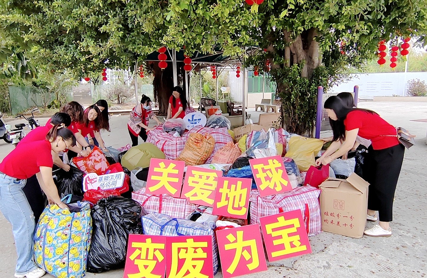 基礎(chǔ)工程分公司開展學(xué)雷鋒活動(dòng)月舊衣回收志愿服務(wù)2_副本.jpg