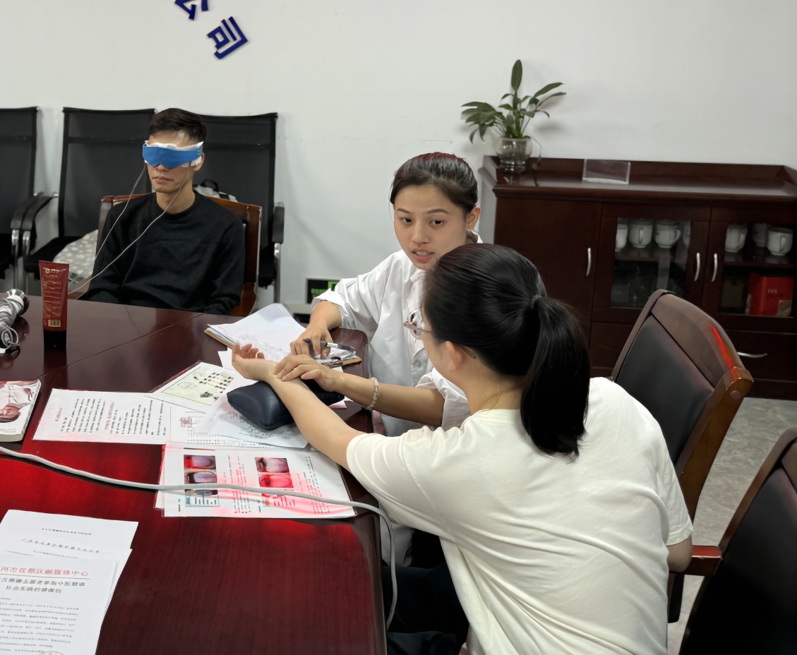勘測(cè)公司工會(huì)開(kāi)展“健康相伴 情暖職工”中醫(yī)義診活動(dòng)1_副本_副本.jpg