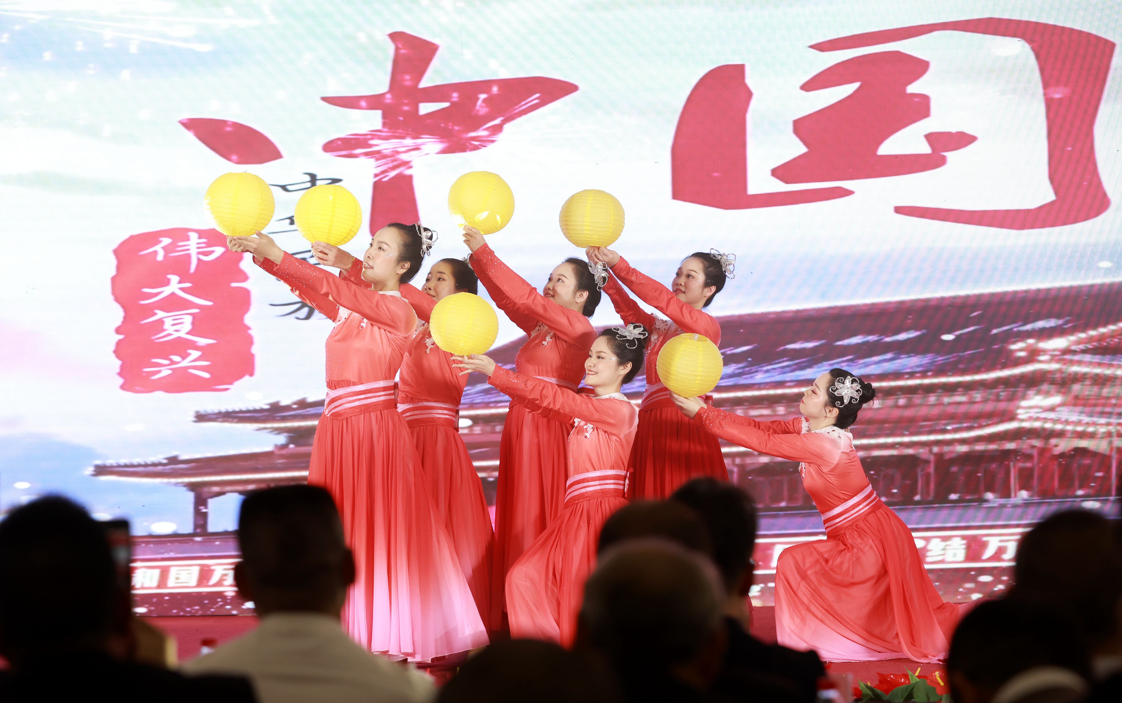 4.4.一五二隊(duì)（梅州分公司）舞蹈《燈火里的中國(guó)》.jpg