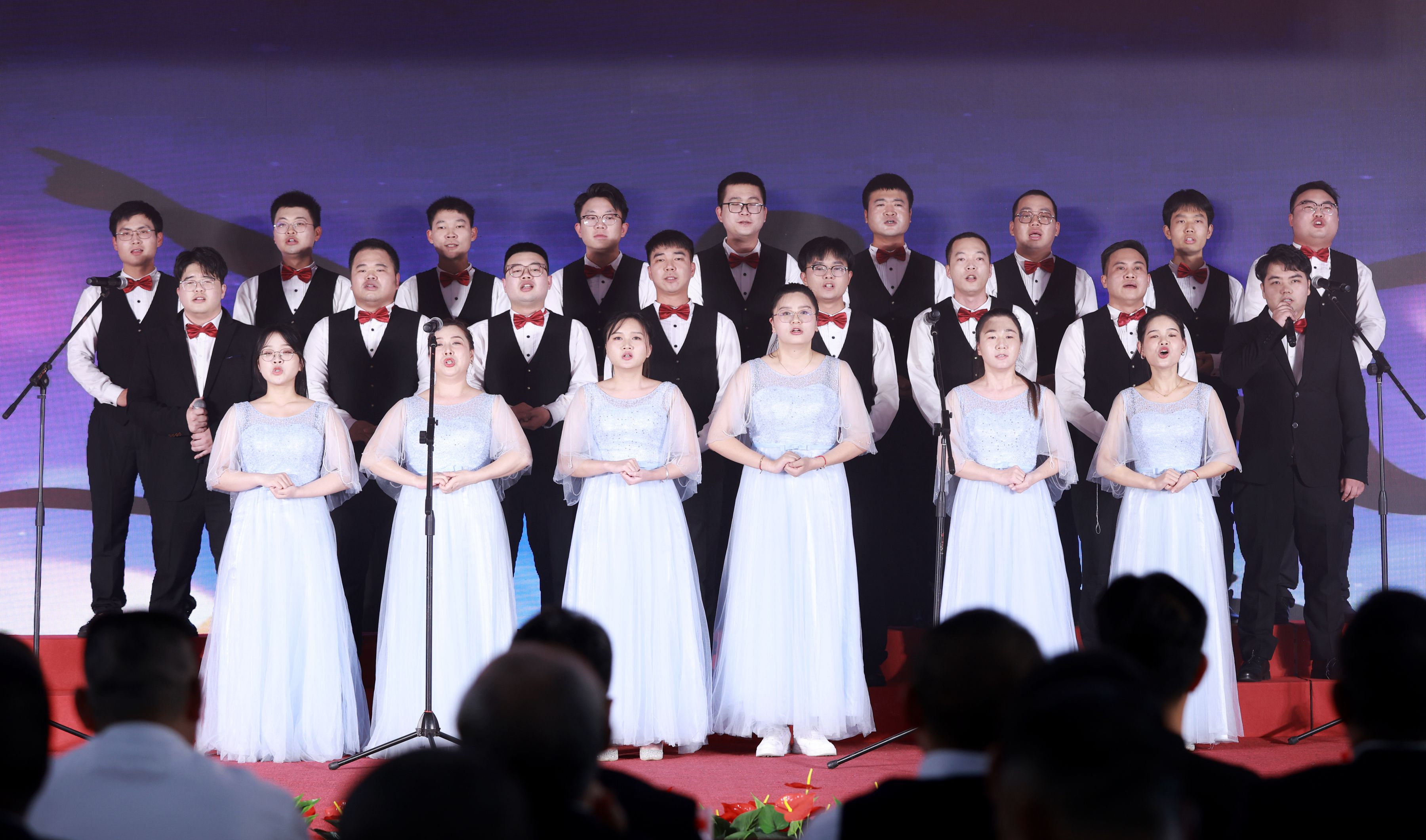 2.3.深圳分公司合唱《超越夢(mèng)想》.jpg