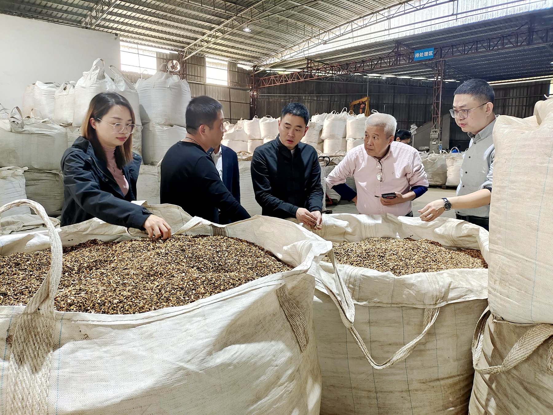 省縱向組團(tuán)幫扶工作隊(duì)助力羅定市拓寬肉桂市場(chǎng)1.jpg