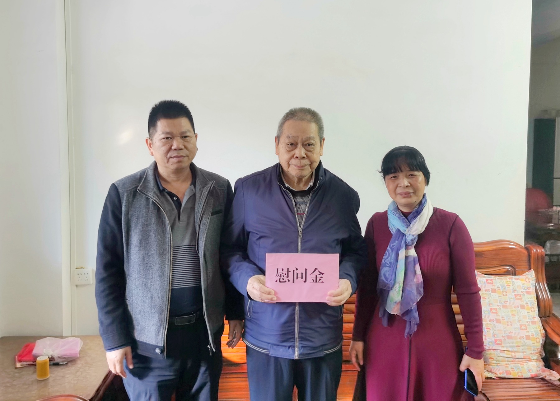 152隊(duì)慰問(wèn)困難退休職工 .jpg