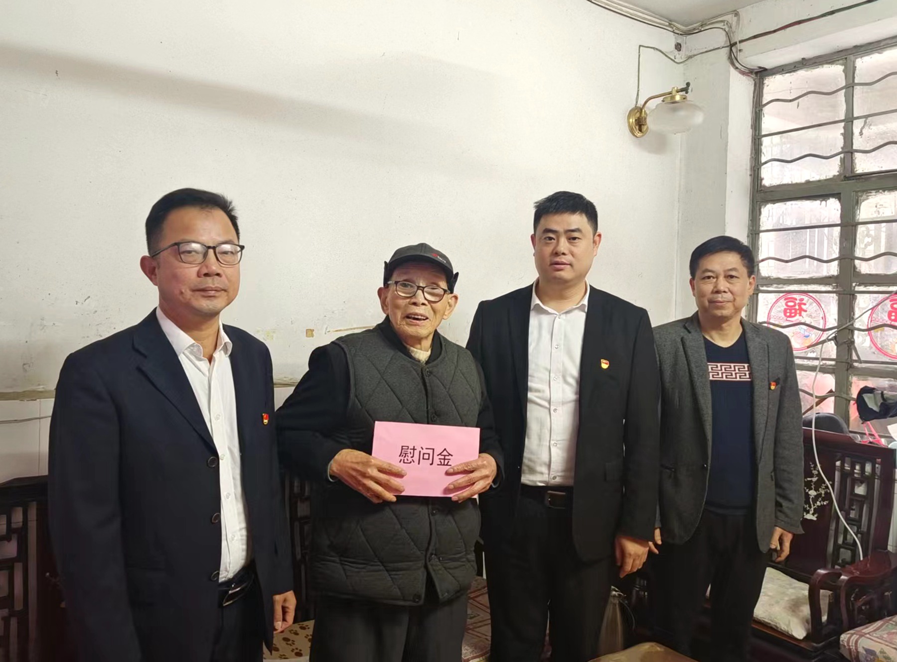 201隊(duì)慰問(wèn)退休職工.jpg
