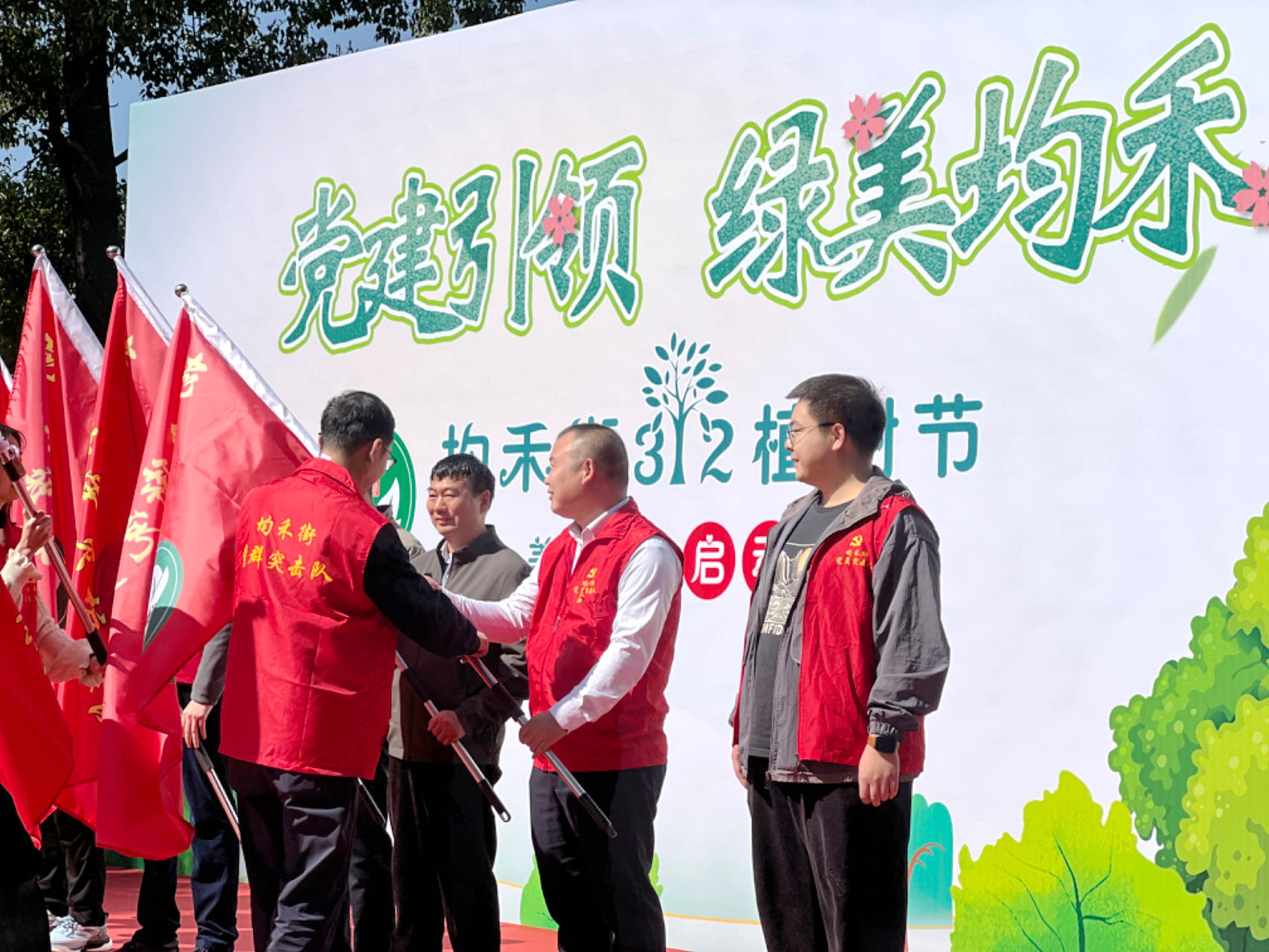 中煤江南市政公司參加駐地綠美行動(dòng)1.jpg