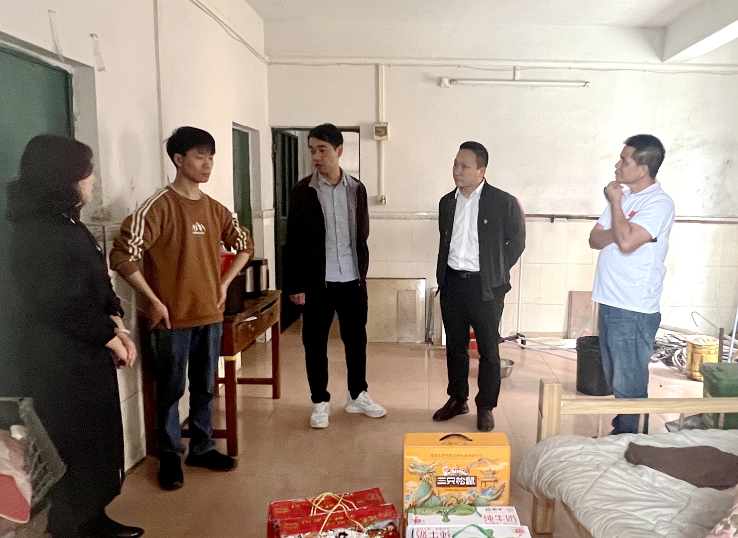 開發(fā)區(qū)分公司開展“學(xué)雷鋒、送溫暖、獻(xiàn)愛心”走訪慰問活動(dòng).jpg