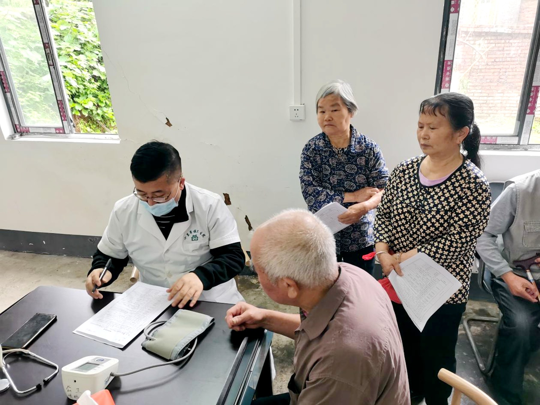 二〇二隊(duì)韶關(guān)基地中心黨支部開展“尊老、敬老、愛老”主題活動(dòng)2.jpg