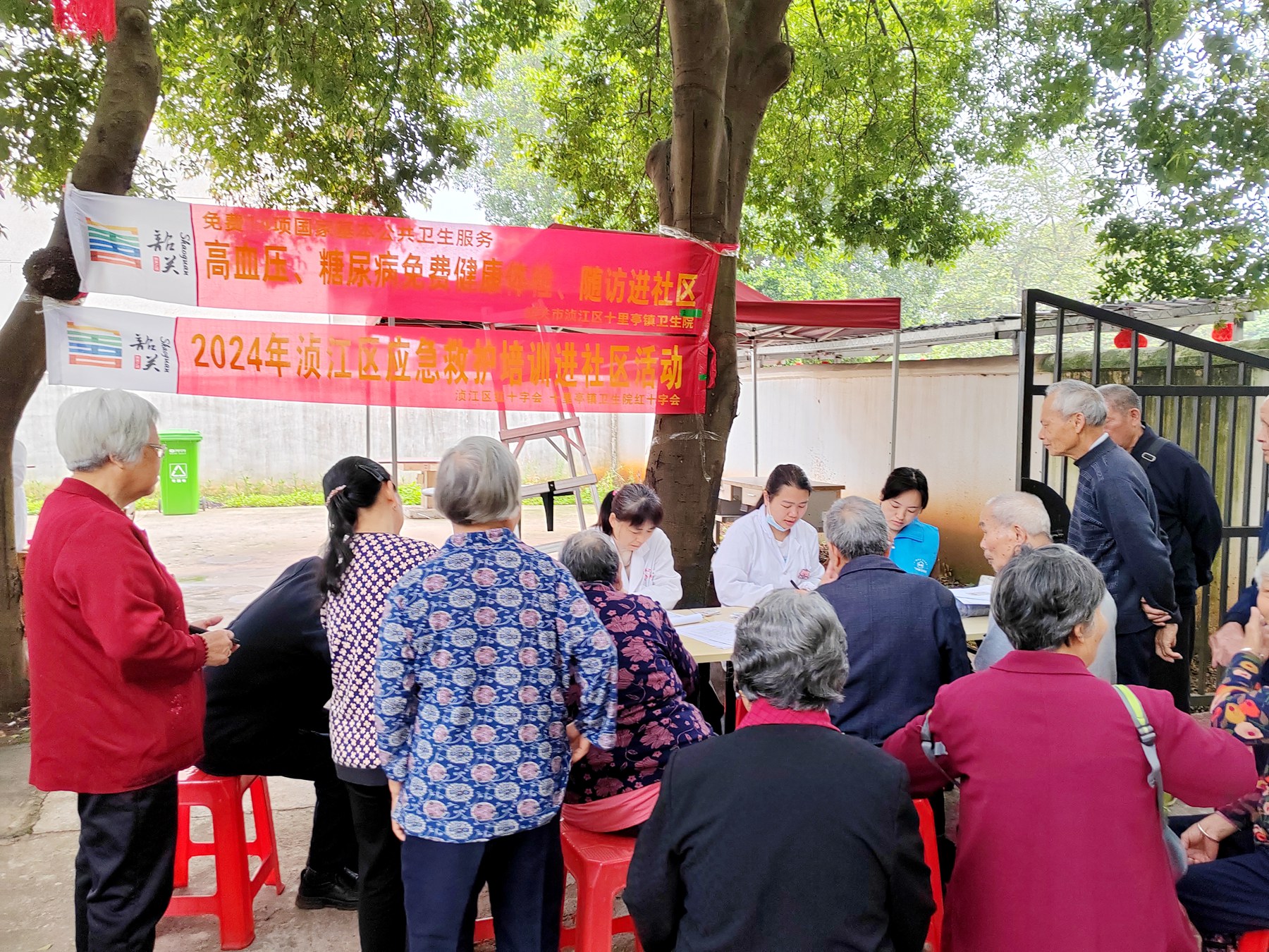 二〇二隊(duì)韶關(guān)基地中心黨支部開展“尊老、敬老、愛老”主題活動(dòng)1.jpg
