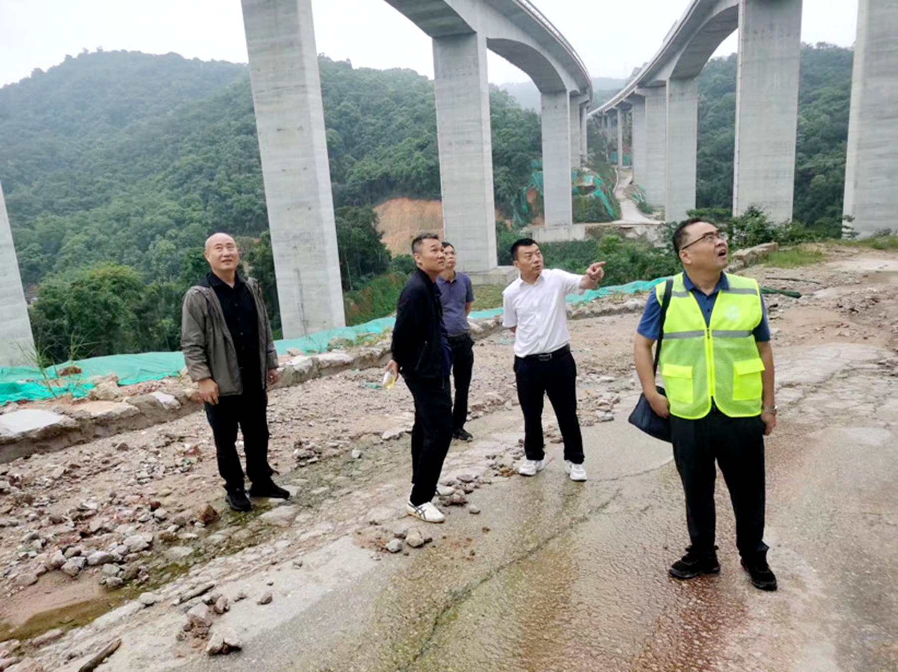 二〇二隊參與花都區(qū)規(guī)劃和自然資源局組織的地質(zhì)災(zāi)害隱患點排查工作3.jpg