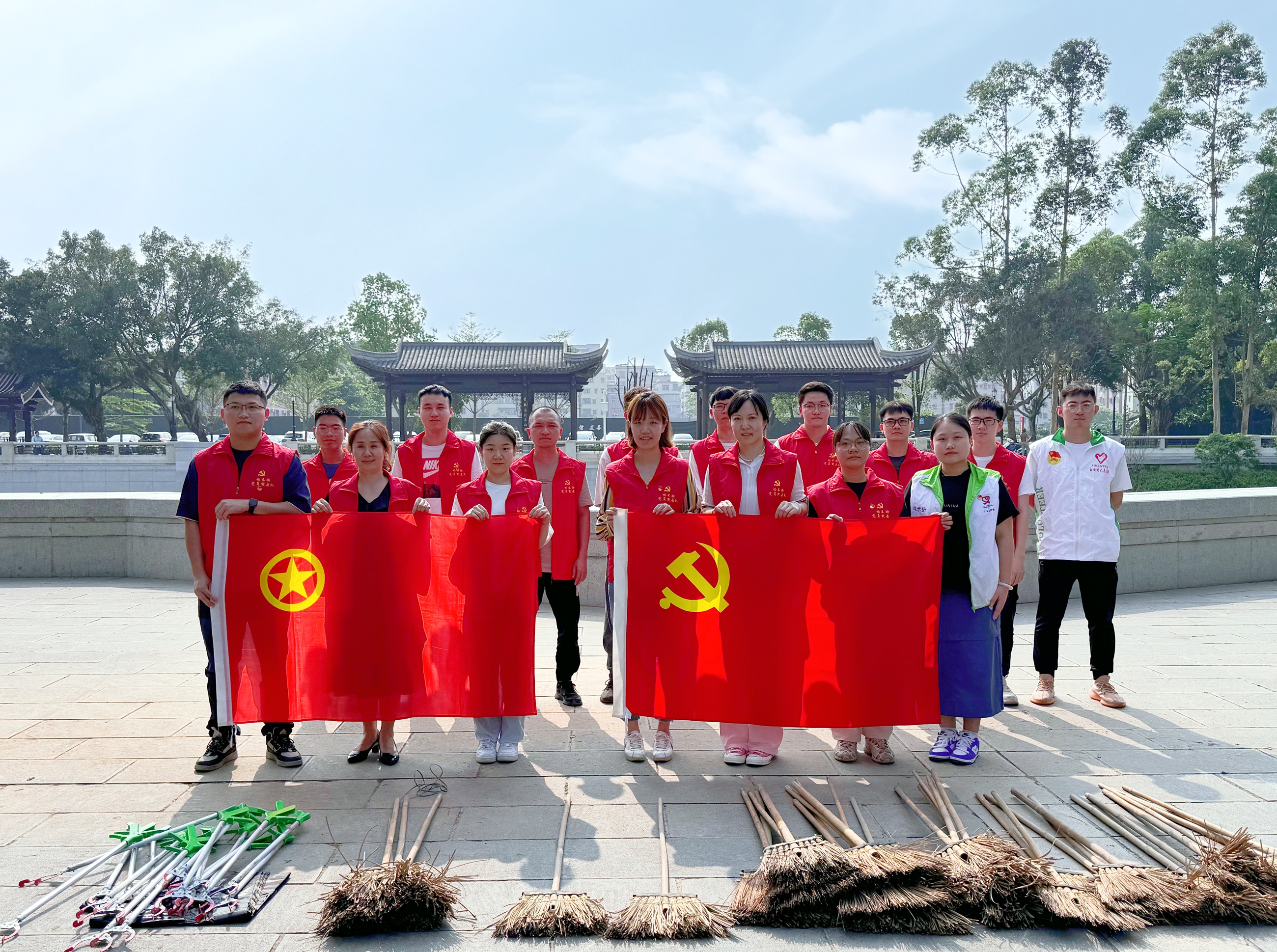 開發(fā)區(qū)分公司（市政公司）團(tuán)支部組織開展“守護(hù)碧水長流，共筑綠美白云”志愿服務(wù)活動1.jpg