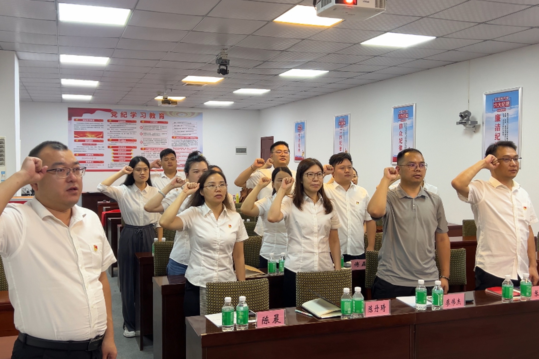 勘查院（生態(tài)公司）黨支部組織開展黨員過“政治生日”主題黨日活動2.jpg