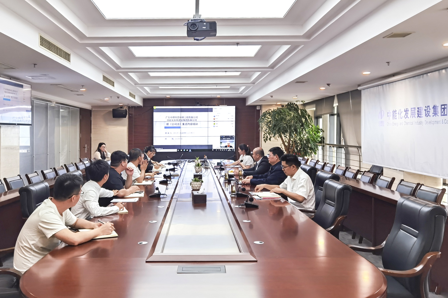 圖片1：近日，地環(huán)公司組織開展新《公司法》專題培訓(xùn)。圖為法學(xué)專家在中能化發(fā)展會(huì)場(chǎng)作新《公司法》專題輔導(dǎo)解讀.jpg