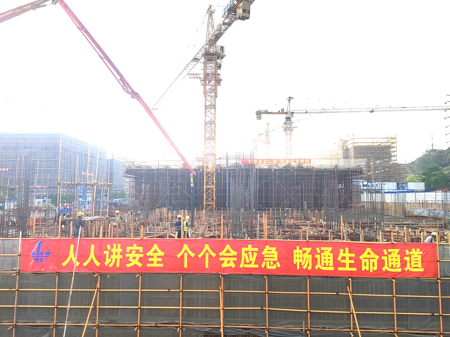海葳特產(chǎn)業(yè)基地項(xiàng)目提前完成地下室封頂1.jpg
