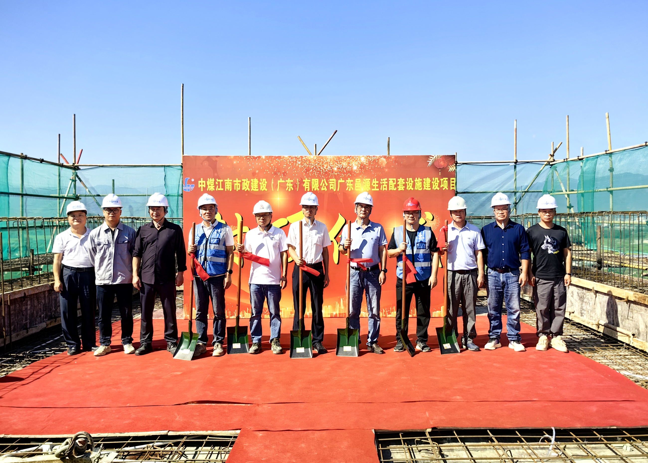 中煤江南市政公司韶關(guān)邑源項(xiàng)目主體結(jié)構(gòu)順利封頂1.jpg