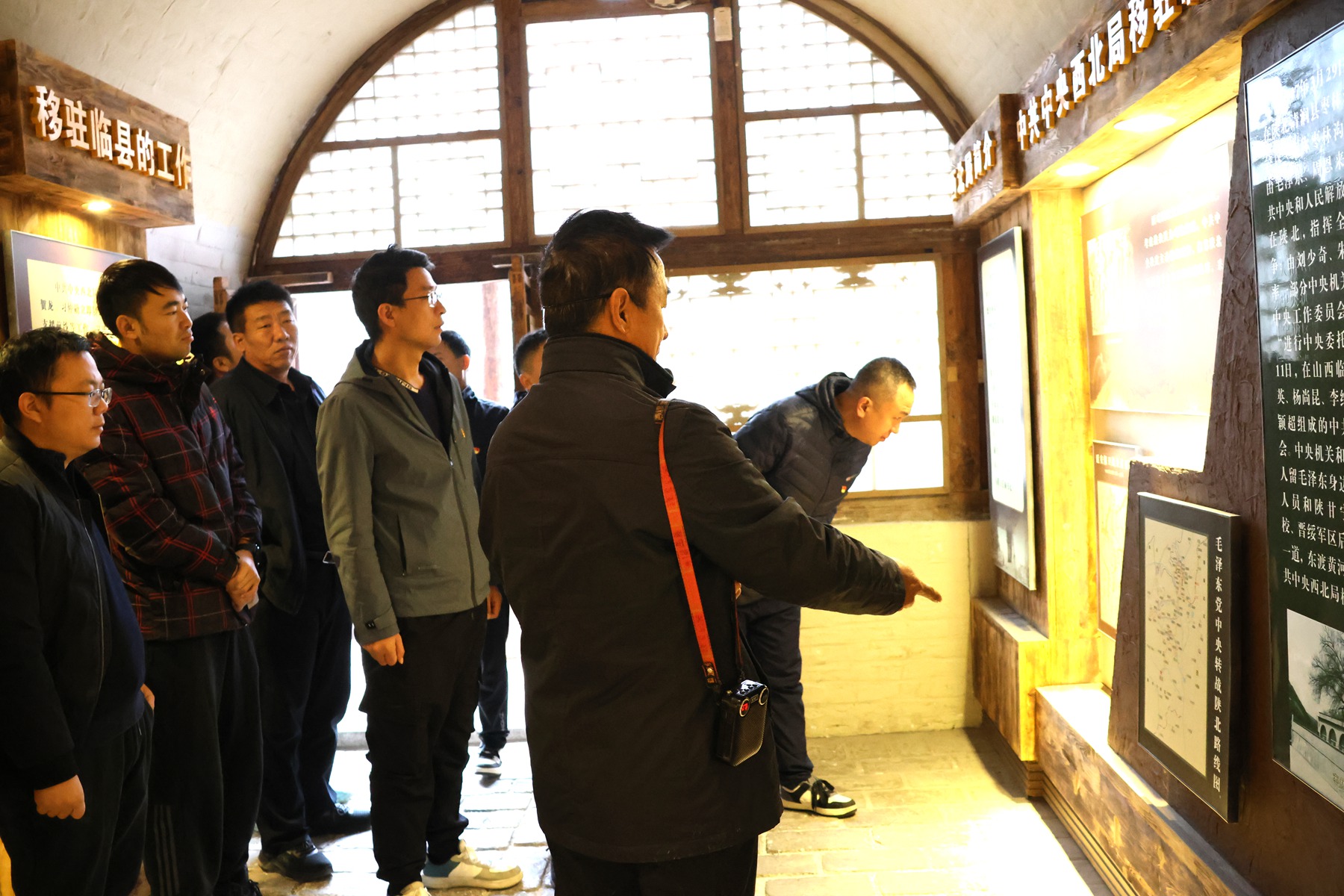 神府區(qū)塊新能源鉆井項目部臨時黨支部開展聯(lián)學聯(lián)建主題活動2.JPG