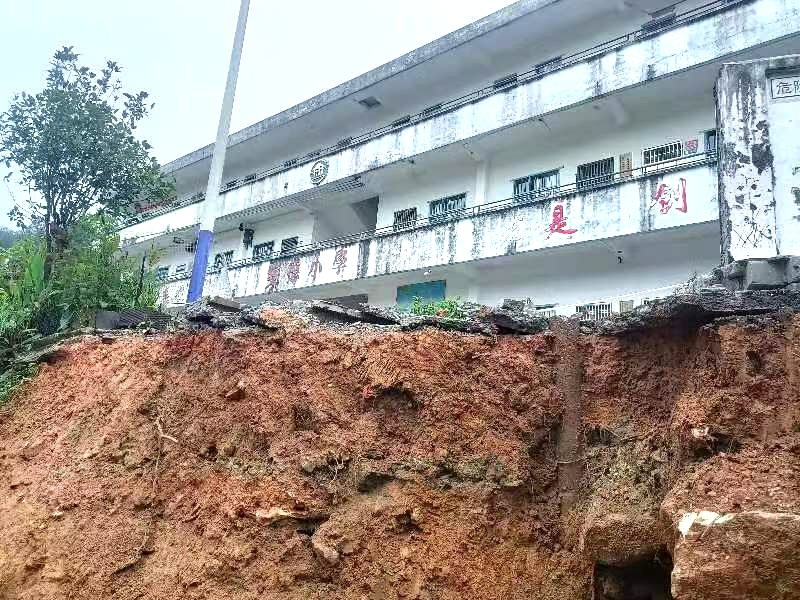 廣東局獲贈羅定市泗綸鎮(zhèn)人民政府錦旗和感謝信修復前2.jpg