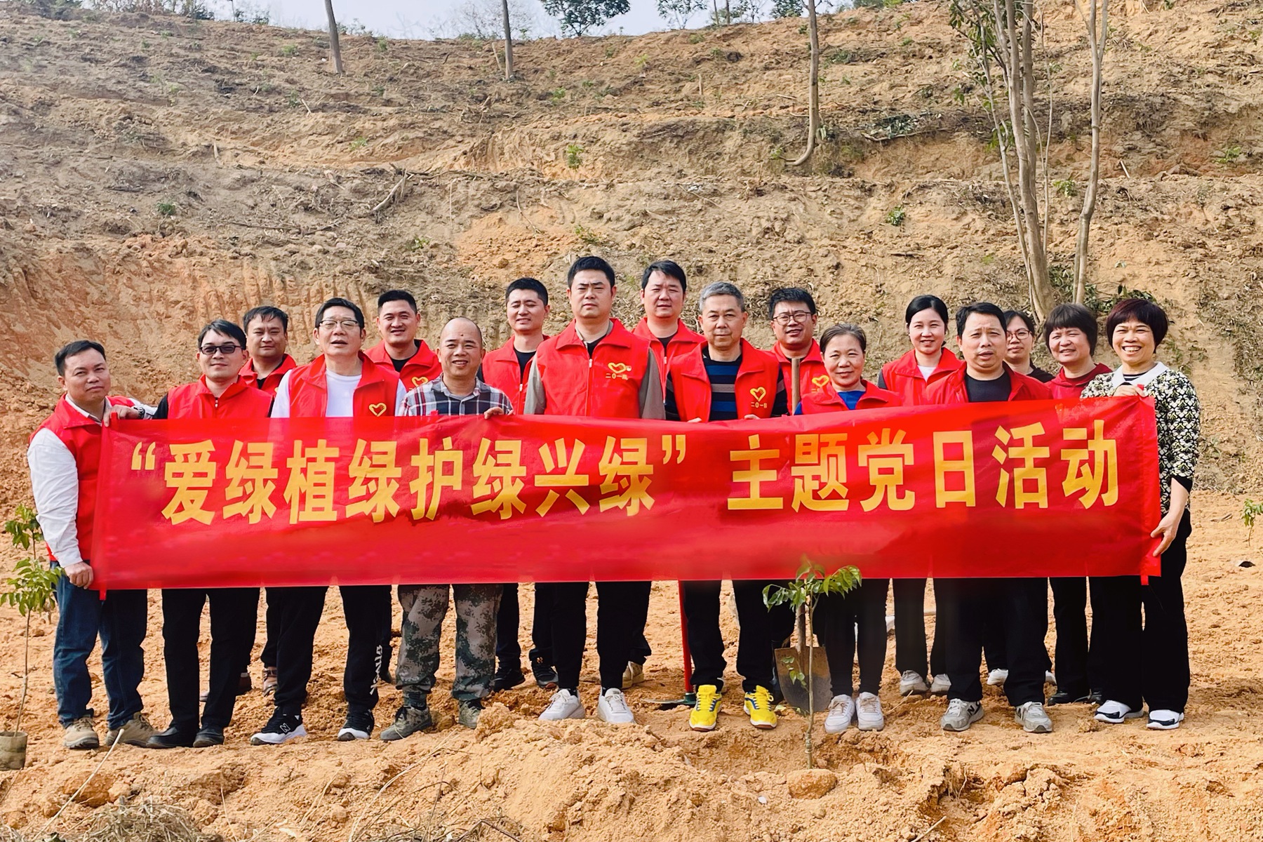 二0一隊(duì)黨委與飛來峽鎮(zhèn)清華社區(qū)黨總支開展聯(lián)建共建活動(dòng)合照.jpg