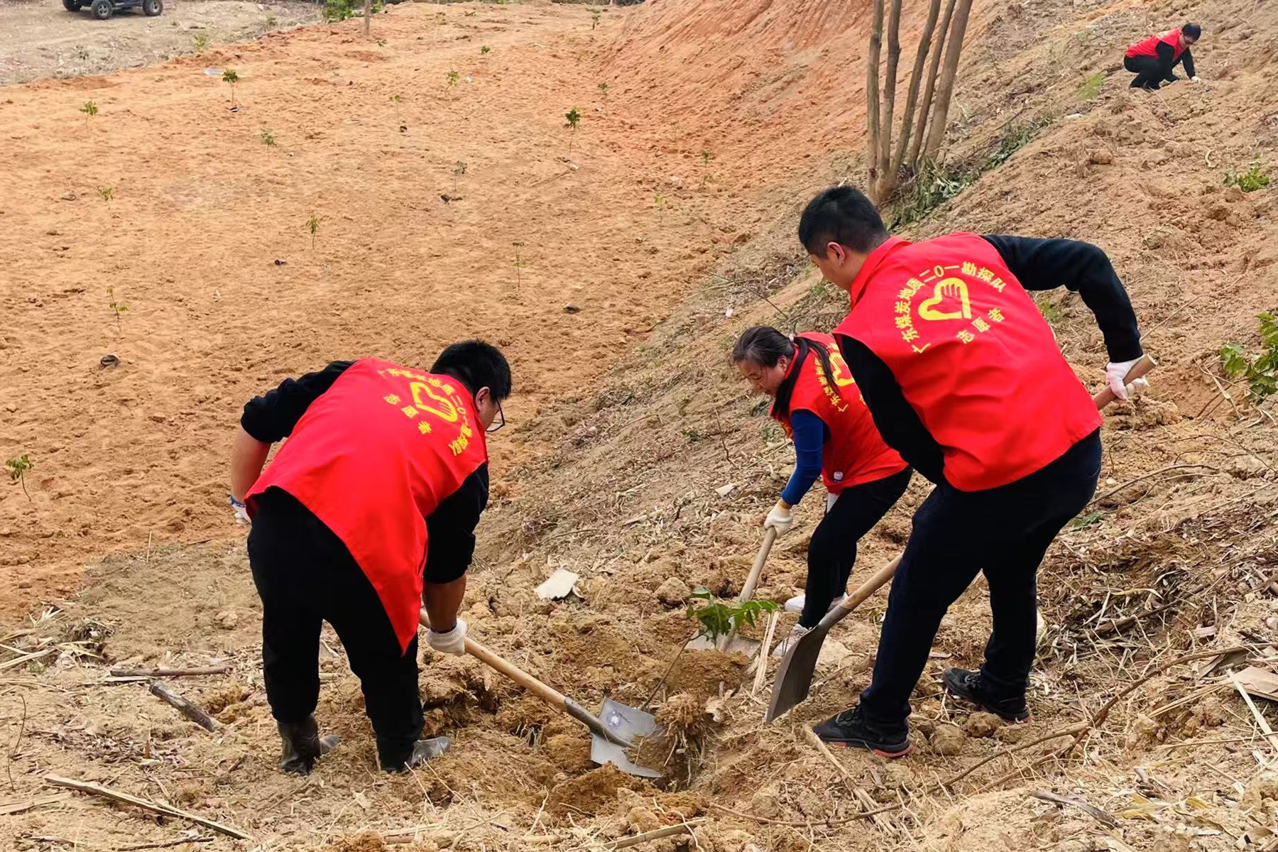 二0一隊(duì)黨委與飛來峽鎮(zhèn)清華社區(qū)黨總支開展聯(lián)建共建活動(dòng)4.jpg