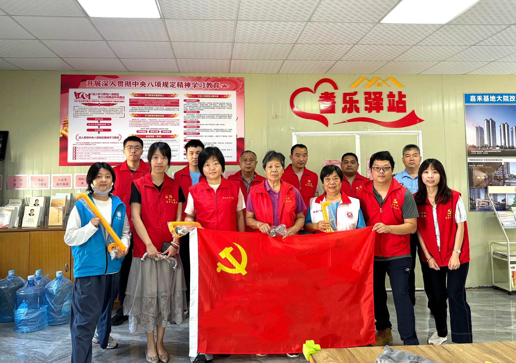 中煤江南志愿服務(wù)隊開展“_志愿暖夕陽 扶手護安康”志愿服務(wù)活動1.jpg