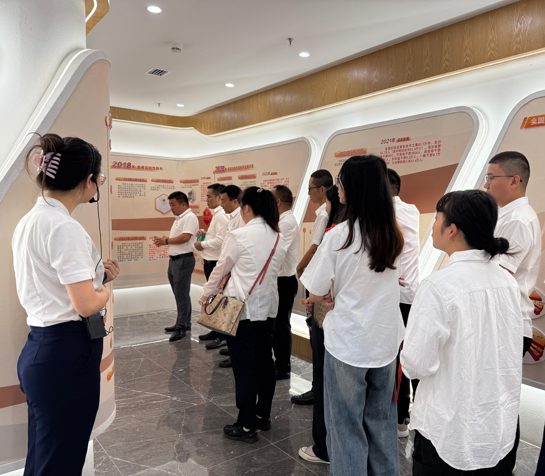 2.深圳分公司黨支部參觀一樓展覽廳.jpg