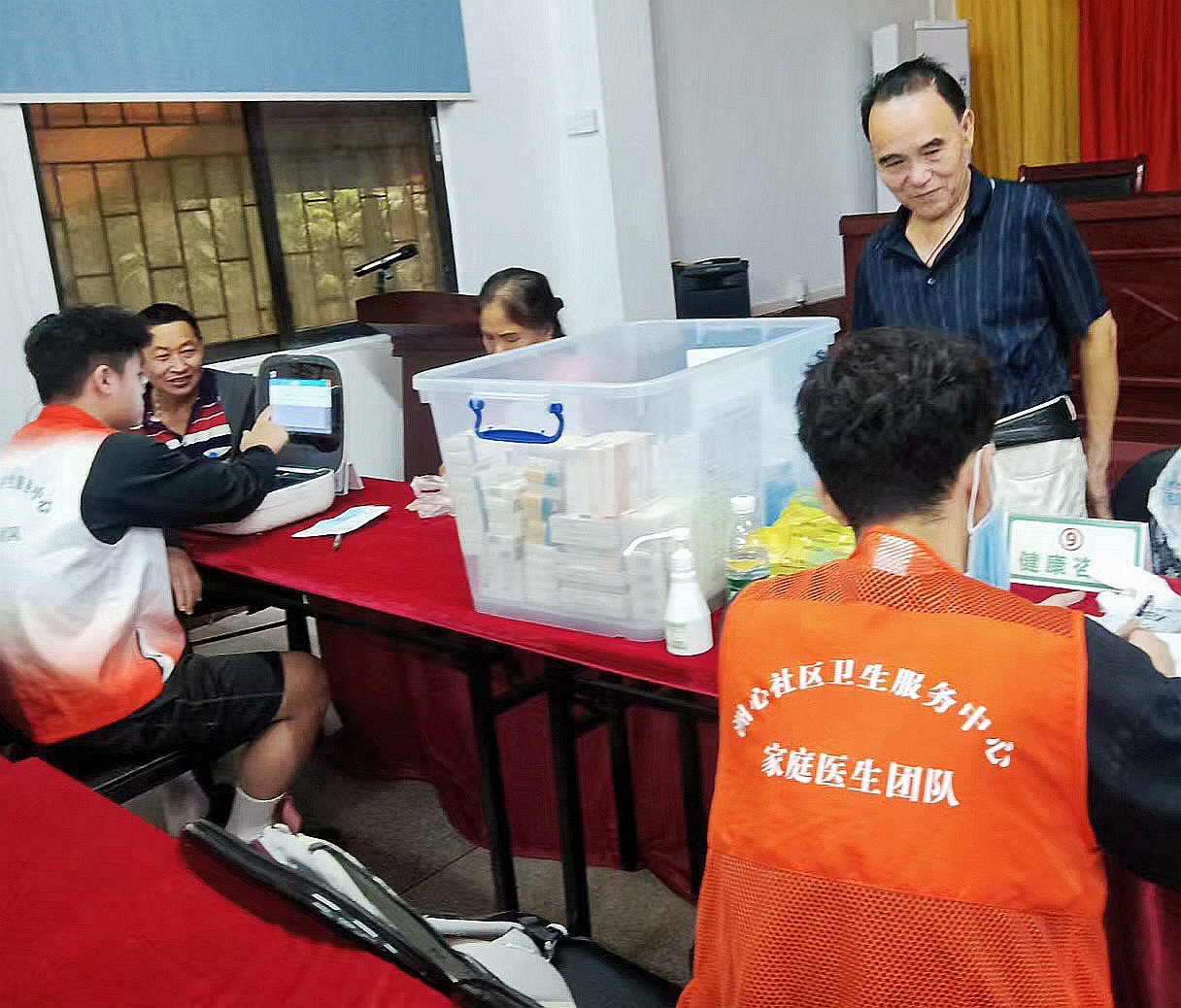 二0一隊黨委開展高齡居民免費體檢活動2.jpg