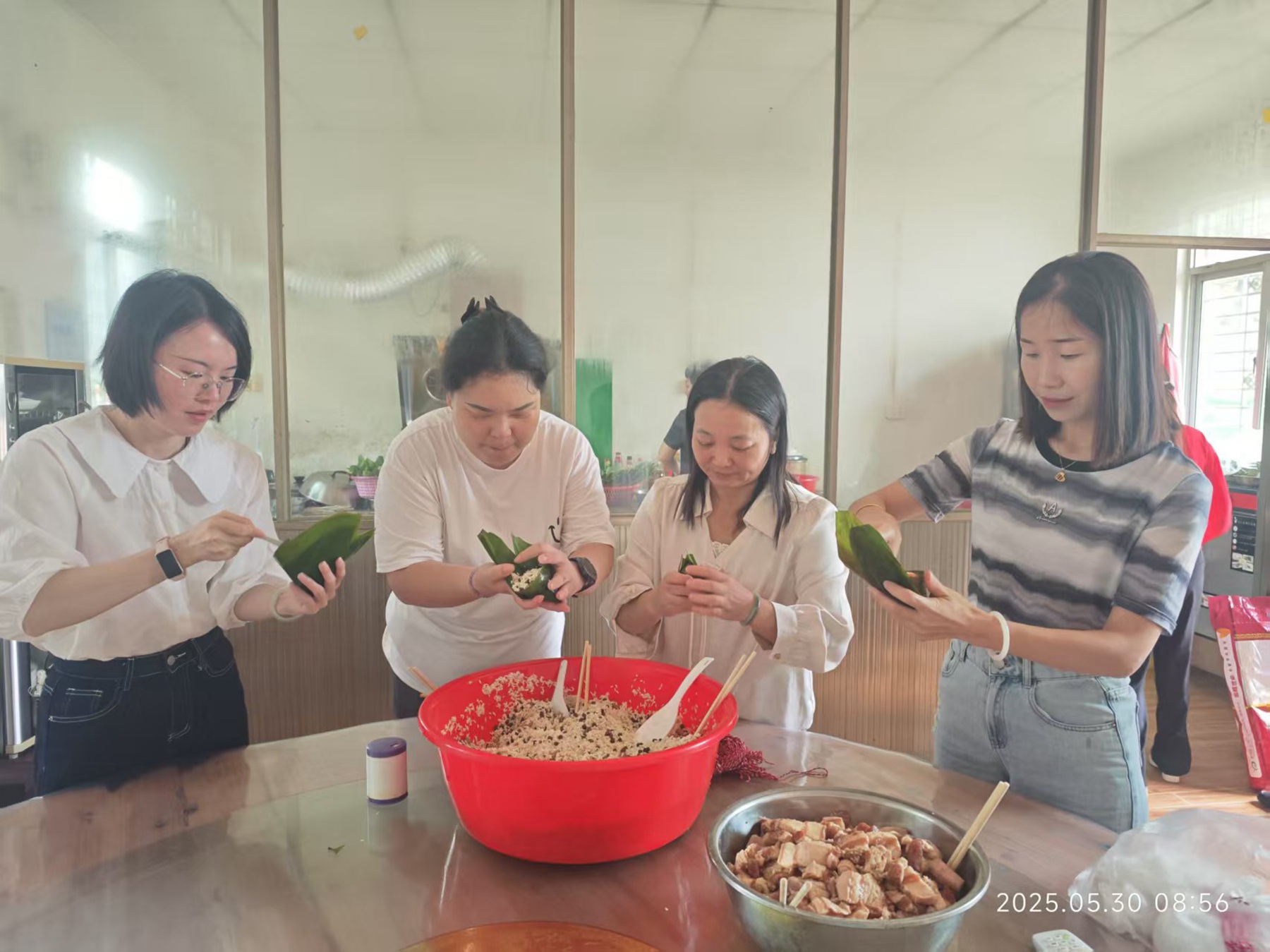 一五二隊(duì)工會(huì)開展“粽情端午 聚力同行”端午包粽子活動(dòng)2.jpg