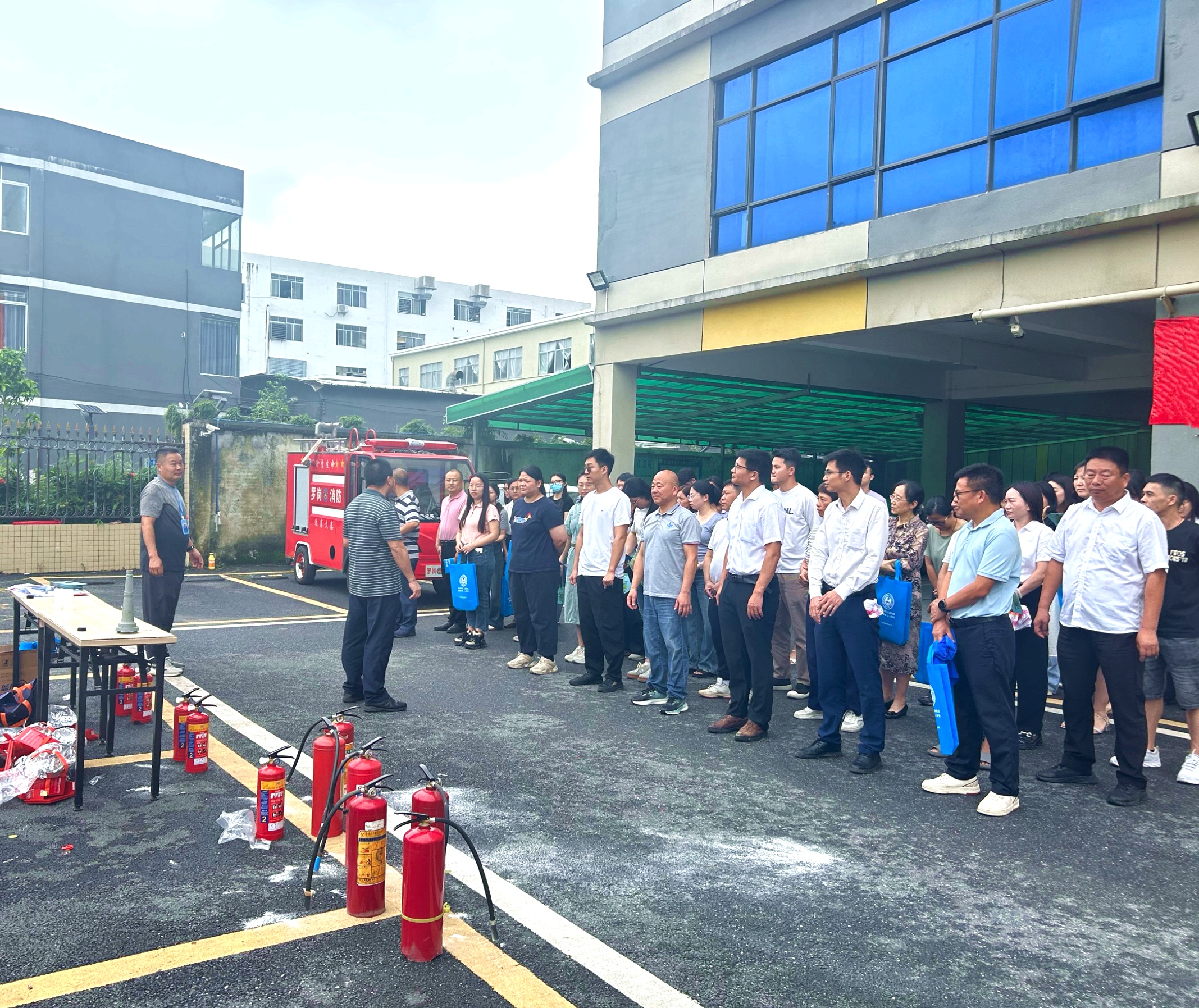 中煤江南（廣東局）駐信息港園區(qū)各單位與均禾街道辦攜手開展消防演練1.jpg