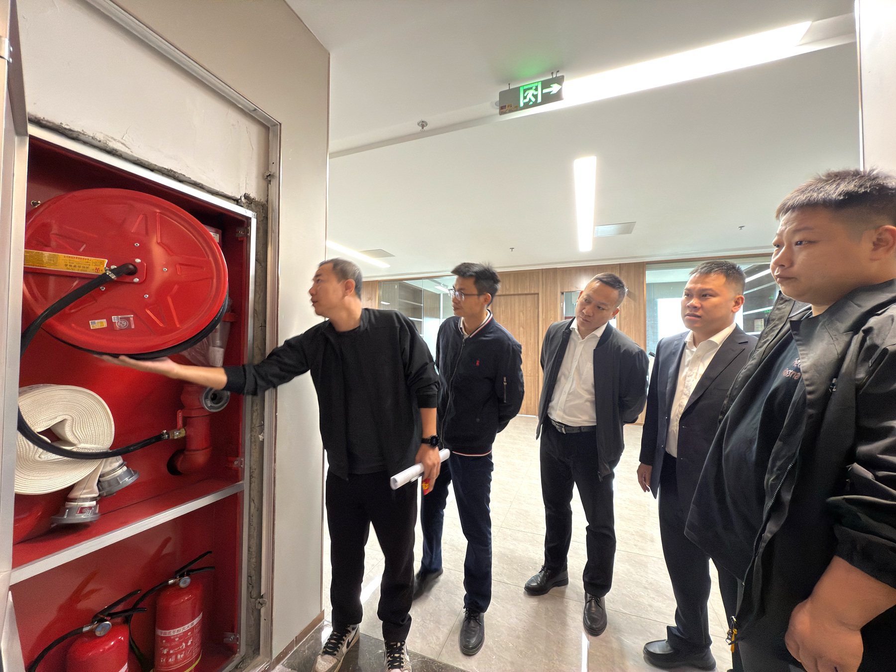 開發(fā)區(qū)分公司(市政公司)--以練筑防 以防筑基 開展新辦公區(qū)域火災應急疏散逃生培訓演練2.JPG 開發(fā)區(qū)分公司(市政公司)--以練筑防 以防筑基 開展新辦公區(qū)域火災應急疏散逃生培訓演練2.JPG