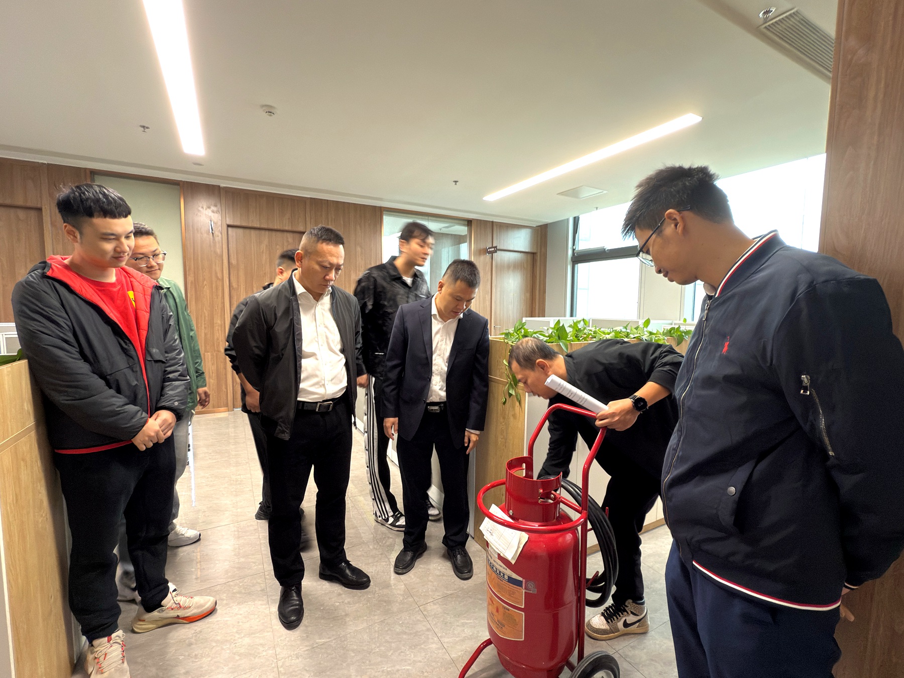 開發(fā)區(qū)分公司(市政公司)--以練筑防 以防筑基 開展新辦公區(qū)域火災應急疏散逃生培訓演練1.JPG 開發(fā)區(qū)分公司(市政公司)--以練筑防 以防筑基 開展新辦公區(qū)域火災應急疏散逃生培訓演練1.JPG