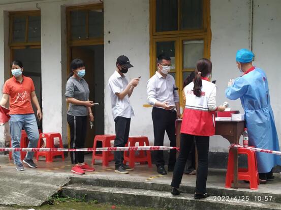 二〇二隊韶關基地中心黨支部全力奮戰(zhàn)協助社區(qū)開展核酸檢測工作2.jpg