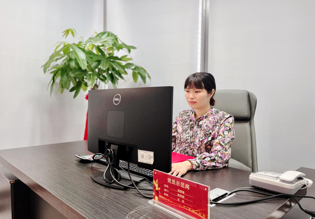 【身邊的榜樣】平凡崗位求卓越  財(cái)務(wù)管理譜華章——記集團(tuán)公司（局）“五一勞動(dòng)獎(jiǎng)?wù)隆鲍@得者饒慧瑜